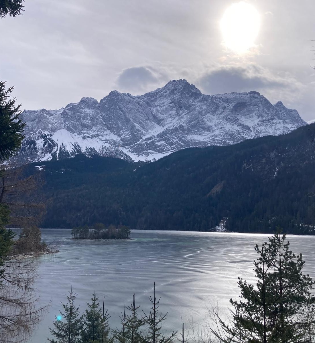 Zugspitze über dem Eibsee